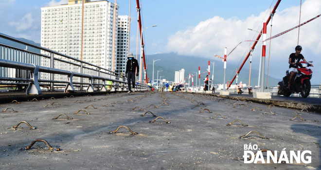 Đơn vị thi công hàn các neo thép vào bề mặt dầm hộp thép của mặt cầu Thuận Phước. 