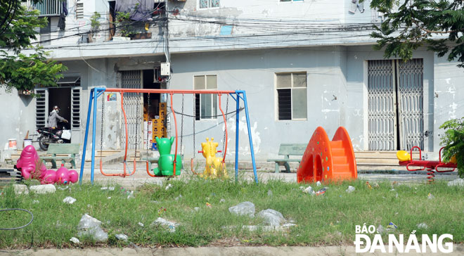 Khu vui chơi được lắp đặt tạm bợ tại khu chung cư dành cho người thu nhập thấp trên đường Hồ Hán Thương, quận Sơn Trà.