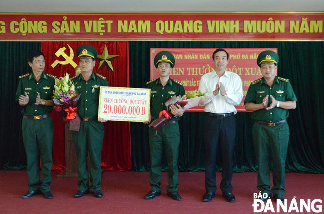 Phó Chủ tịch UBND thành phố Lê Trung Chinh  khen thưởng cho lực lượng biên phòng.