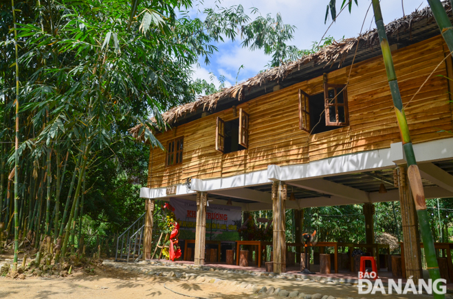 Designed as traditional houses of the Co Tu ethnic people, the homestay matches with the natural landscape of Hoa Bac mountainous commune. The ground floor is a resting place for visitors, whilst the first floor provides bedrooms for nearly 20 people.