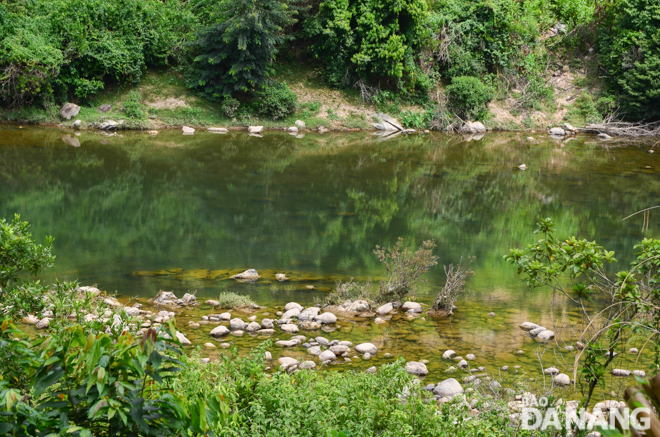 The homestay has its back towards a poetic stream which is a branch in the Cu De River