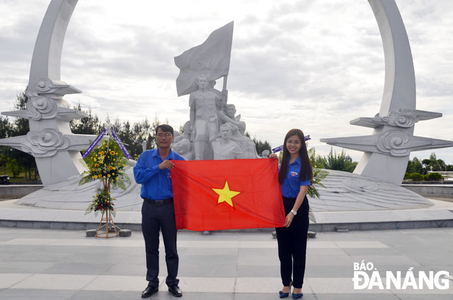 Bí thư Quận Đoàn Ngũ Hành Sơn Hoàng Trân Châu (phải) tại Khu tưởng niệm chiến sĩ Gạc Ma.