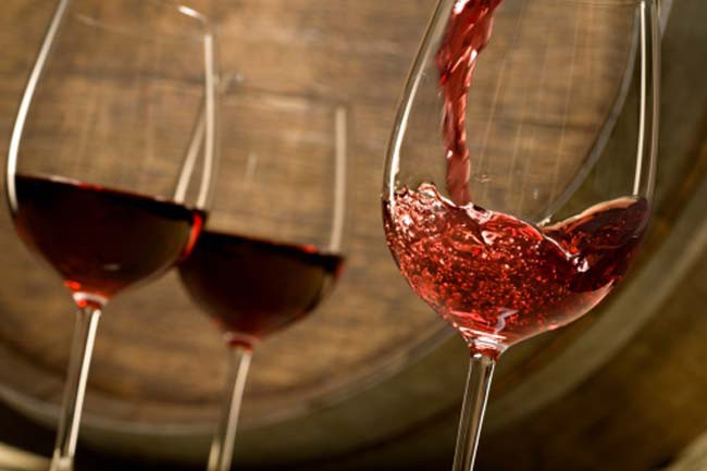 Rượu vang: Rượu vang có khả năng chống lại các vi khuẩn gây sâu răng. Tuy vậy, rượu vang lại có thể gây ố màu răng.