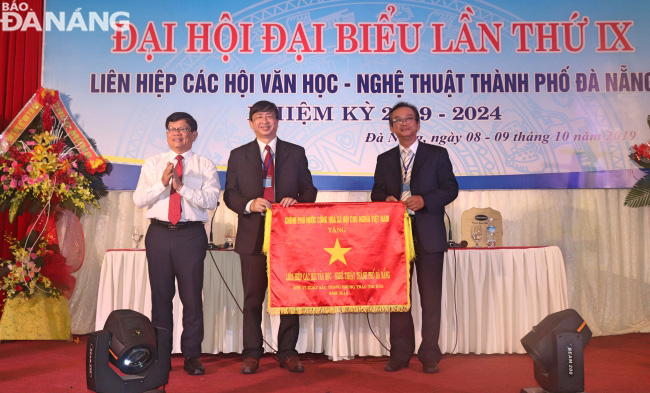 Phó Bí thư thường trực thành ủy Võ Công Trí trao Cờ đơn vị xuất sắc trong phong trào thi đua năm 2018 của Thủ tướng Chính phủ