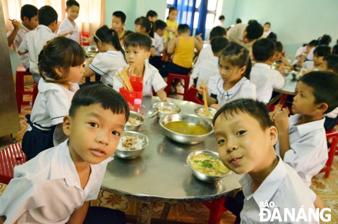 Hoa Bac primary school pupils enjoying their lunches 