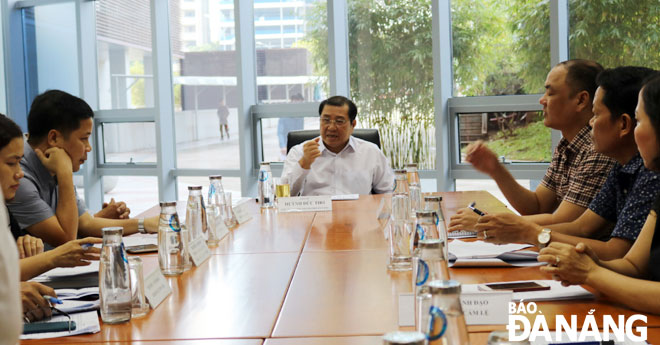 Chủ tịch UBND thành phố Huỳnh Đức Thơ trao đổi với các bên liên quan tại buổi tiếp dân định kỳ sáng 9-10.  			Ảnh: HUỲNH LÊ