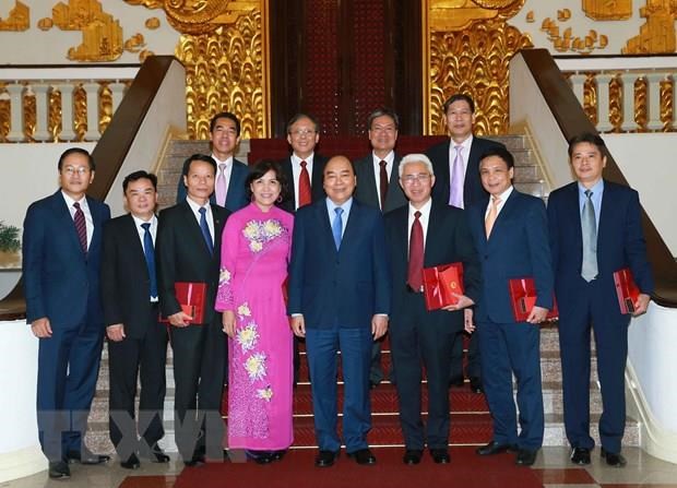 Prime Minister Nguyen Xuan Phuc (fourth from right) and ambassadors (Photo: VNA)