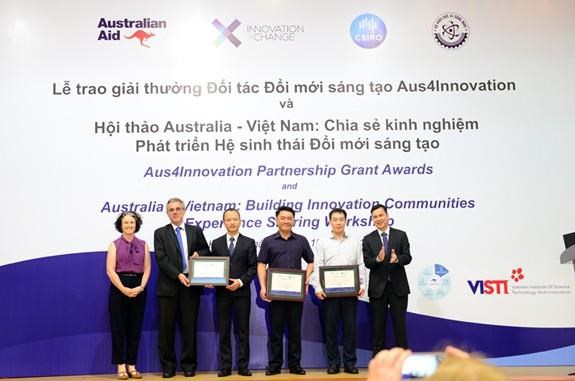 At the award ceremony (Photo: qdnd.vn)