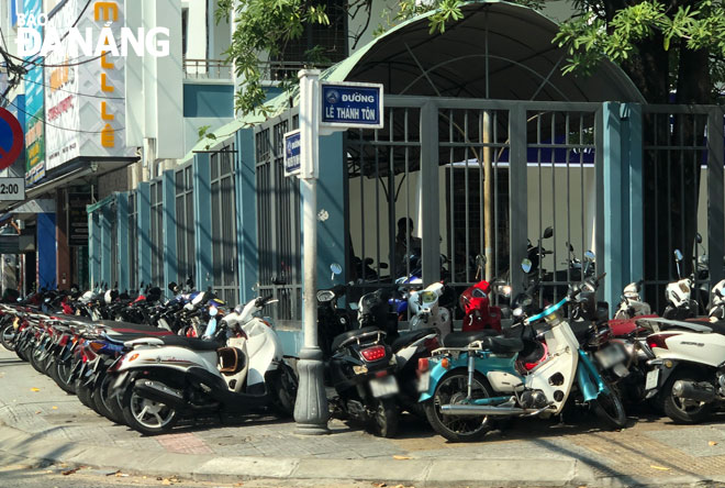 Bãi giữ xe máy của học sinh Trường THPT Trần Phú. 