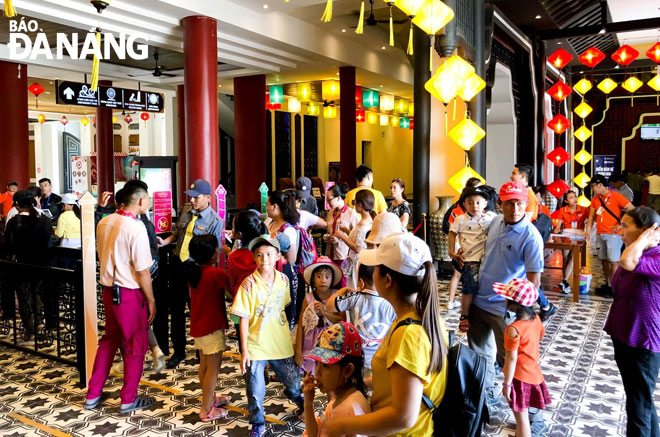 Tăng cường phối hợp quản lý hoạt động du lịch nhằm bảo đảm môi trường du lịch trên địa bàn thành phố. TRONG ẢNH: Du khách tham quan tại Sun World Danang Wonders. 							              Ảnh: MAI QUẾ