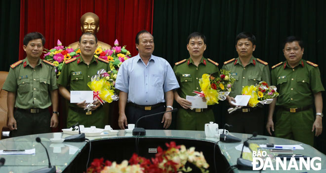 Chủ tịch UBND quận Hải Châu Lê Anh biểu dương và khen thưởng đột xuất các đơn vị nghiệp vụ thuộc Công an quận Hải Châu.