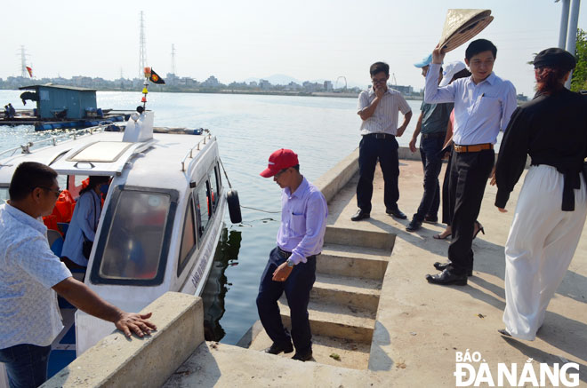 Some inspectors from the municipal Department of Tourism paying an inspection visit to a trip boat pier at the historical relic site K20 in Ngu Hanh Son District