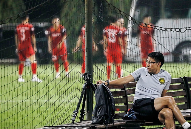 Tan Cheng Hoe watches Vietnamese side practising to prepare for the World Cup qualifying match. Photo vietnamnet.vn Read more at http://vietnamnews.vn/sports/536676/forget-the-past-it-is-all-about-today-park.html#zRtIBd4htUverImX.99