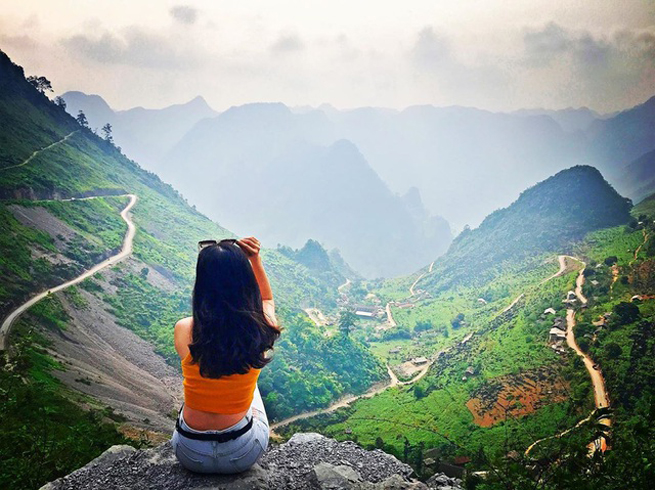 Đứng trên đỉnh Mã Pí Lèng, khung cảnh thiên nhiên vừa hùng vĩ, vừa hoang sơ, thơ mộng khiến bất cứ du khách nào cũng cảm thấy choáng ngợp. Ảnh: @anxa0606