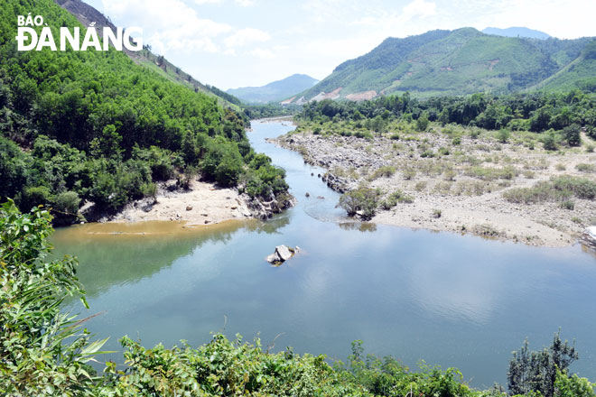 Đoạn sông Bắc thuộc thôn Giàn Bí, xã Hòa Bắc, nơi dự kiến xây dựng hồ chứa nước để phục vụ cấp nước cho Nhà máy nước Hòa Liên trong tương lai. Ảnh: HOÀNG HIỆP