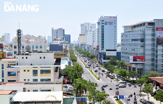 Hình thành cấu trúc đô thị nén là một trong những đề xuất nhằm tái thiết đô thị Đà Nẵng.  Trong ảnh: Đường Nguyễn Văn Linh, tuyến đường đông tây được mở 20 năm trước, nay thành tuyến phố sầm suất. Ảnh: PV