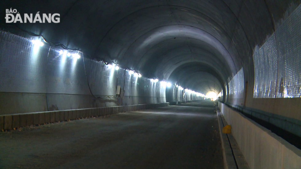 Giai đoạn 2, mở rộng hầm lánh nạn thành hầm giao thông (Hầm Hải Vân 2) với quy mô 4 làn xe và mở rộng cầu, đường dẫn... với tổng mức đầu tư 8.516 tỷ đồng, được khởi công ngày 25-2-2017. 