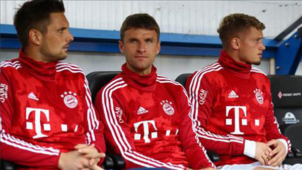 Thomas Muller (giữa) trên băng ghế dự bị của Bayern Munich.