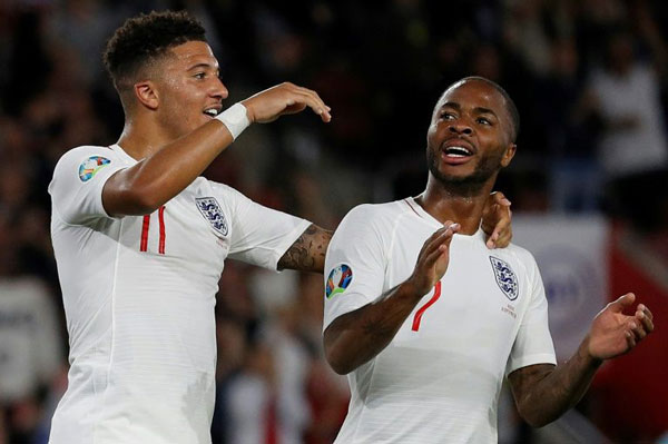 Jadon Sancho (trái) và Raheem Sterling (phải).