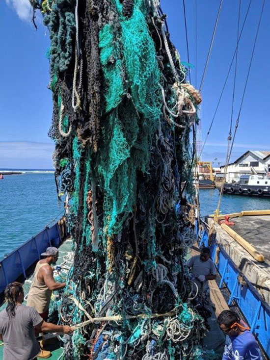 Bức ảnh này được chụp vào ngày 18 tháng 6 năm 2019, được cung cấp bởi Viện Ocean Voyages. Trong hàng trăm dặm từ bờ biển Hawaii, tình nguyện viên vớt nhặt hơn 40 tấn lưới rác đánh cá.