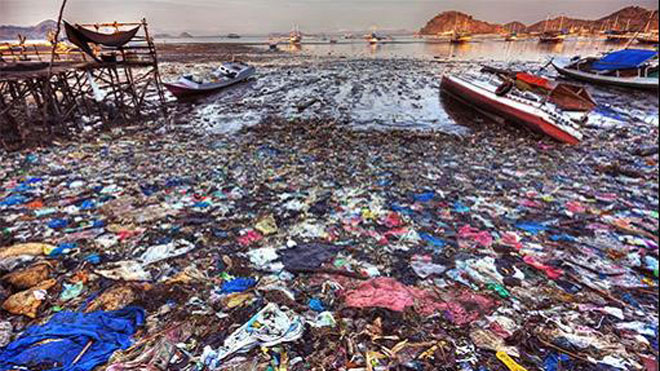 Ô nhiễm rác nhựa trên bãi biển Labuan Bajo, đảo Flores, thuộc vùng Nusa Tenggara phía đông Indonesia.