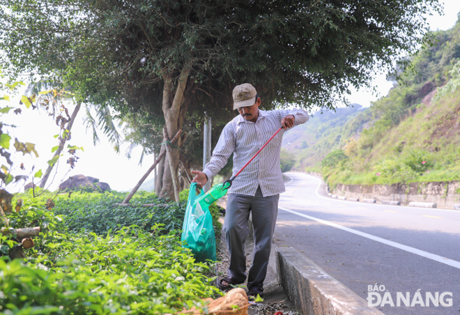 Mr Dan collecting trash along a road leading to the Son Tra Peninsula