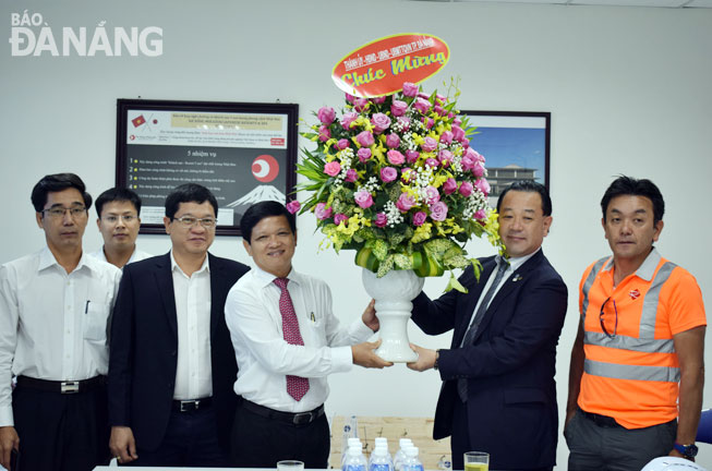 Chủ tịch HĐND thành phố Nguyễn Nho Trung đến thăm và chúc mừng tại Công ty TNHH ODK Mikazuki Việt Nam. 			                 Ảnh: KHÁNH HÒA