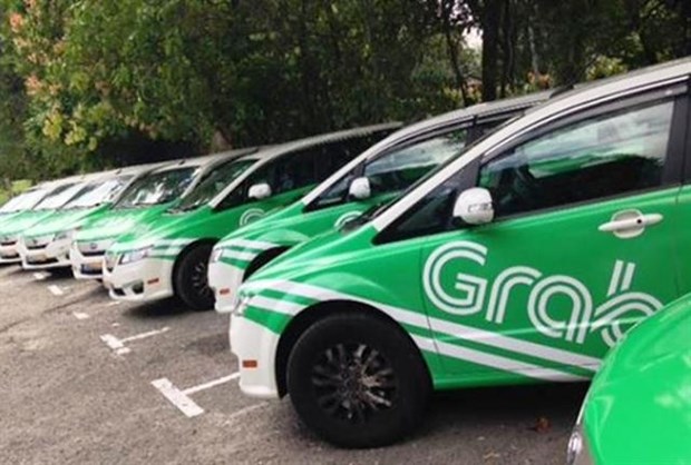 Grab cars seen in a parking lot in Ha Noi during a promotion campaign by the Singapore-based raid-hailing tech firm (Photo: baogiaothong.vn)