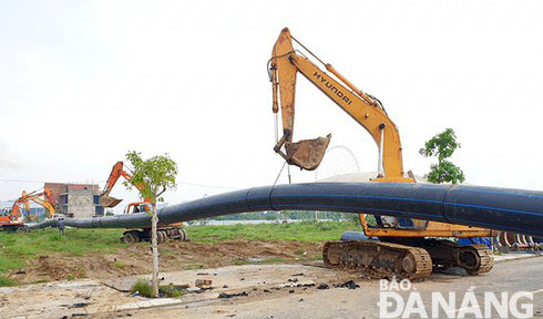 Công ty CP Cấp nước Đà Nẵng thi công kéo đường ống cấp nước qua sông Hàn để bổ sung nguồn cấp nước quận Ngũ Hành Sơn và Sơn Trà