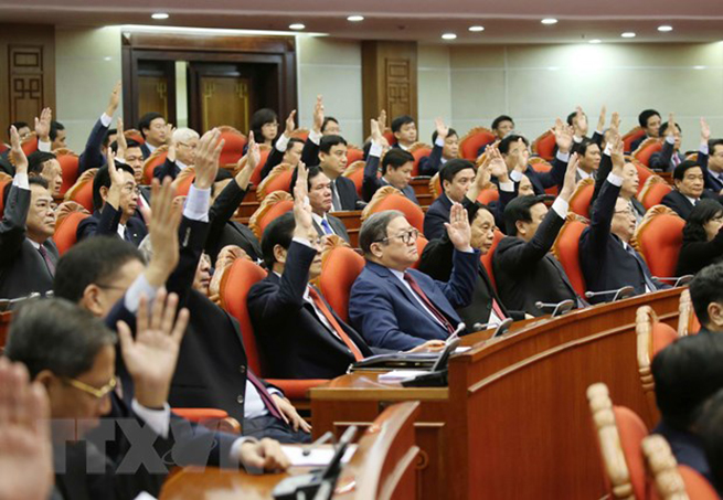 Các đại biểu biểu quyết thông qua Nghị quyết Hội nghị Trung ương lần thứ mười một, khóa XII. (Ảnh: Phương Hoa/TTXVN)