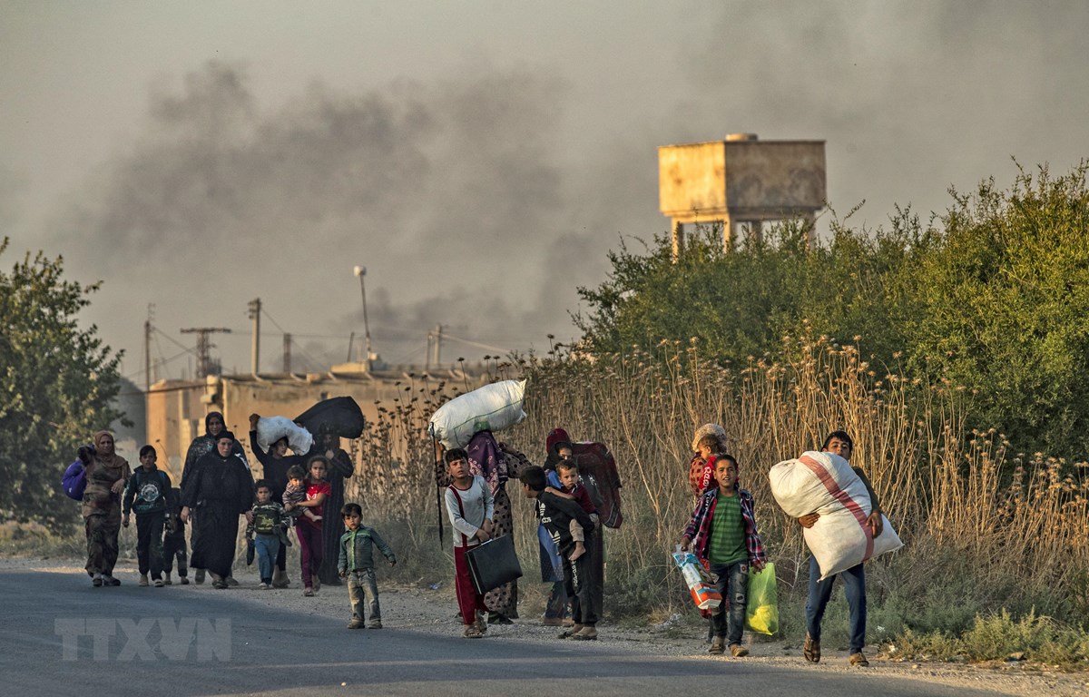 Người dân sơ tán khỏi các khu vực xung đột tại tỉnh Hasakeh, đông bắc Syria, ngày 10/10. (Ảnh: AFP/TTXVN)