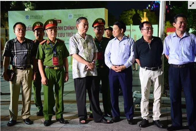 Bộ trưởng Công an, Đại tướng Tô Lâm cùng Chủ tịch UBND TP Hà Nội Nguyễn Đức Chung đã đến động viên các nghệ sĩ.