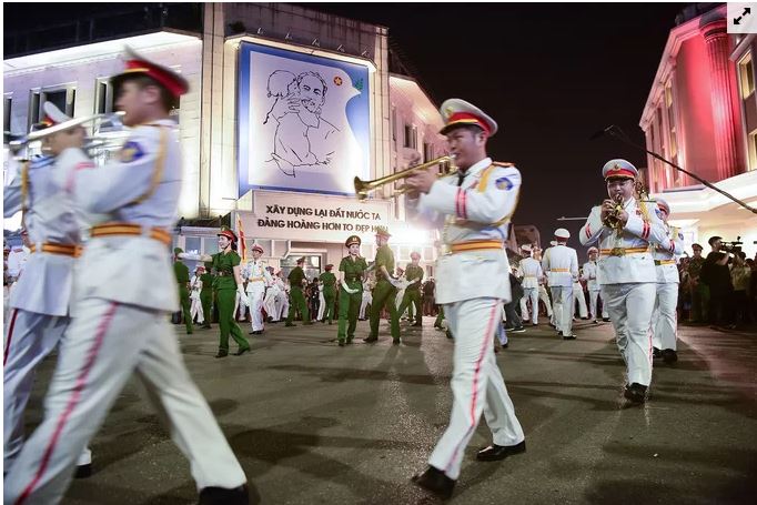 Đội kèn kết thúc màn biểu diễn tại phố Hàng Khay với sự tán dương và tràng vỗ tay lớn của người dân.