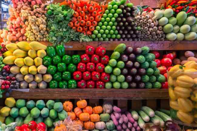 Ăn các thức ăn có màu sắc khác nhau: Hãy dạy trẻ rằng nên ăn các loại thức ăn có màu sắc khác nhau. Bạn nên dạy cho con hiểu giá trị dinh dưỡng của một chế độ ăn đa dạng và tầm quan trọng của việc ăn uống đủ chất.