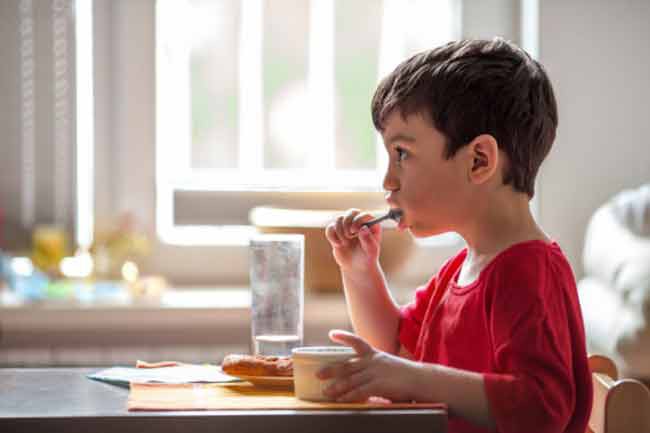 Không bỏ bữa sáng: Trẻ em thường có thói quen bỏ bữa sáng. Bạn nhất định phải dạy con tầm quan trọng của việc ăn sáng đều đặn. Một bữa sáng đầy đủ sẽ giúp con bắt đầu ngày mới đầy năng lượng và duy trì cân nặng khỏe mạnh.