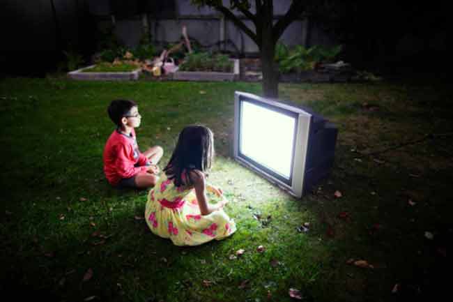 Tránh xem tivi quá nhiều: Những trẻ dành quá nhiều thời gian ngồi trước màn hình tivi có nguy cơ béo phì cao hơn, dễ gặp các vấn đề về hành vi và khó đạt kết quả học tập tốt. Bạn nên giới hạn giờ xem tivi của con và khóa các kênh có nội dung người lớn.