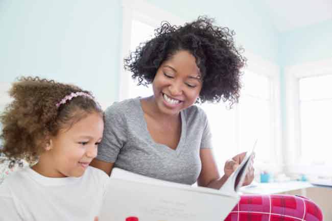 Đọc sách mỗi tối: Bạn cần dạy con phải đọc sách mỗi buổi tối trước khi đi ngủ. Điều này sẽ giúp cải thiện thành tích học tập của con và tích lũy kiến thức giúp con thành công sau này.