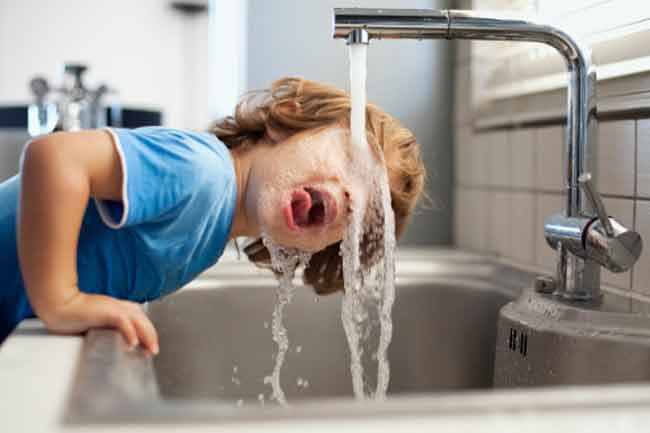 Uống đủ nước: Trẻ em thường thích uống các loại nước ngọt, điều nàykhông tốt cho sức khỏe. Bạn cần dạy con hạn chế uống nước ngọt, thay vào đó cần hình thành thói quen uống đủ nước.