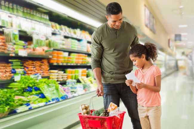Kiểm tra nhãn hiệu thực phẩm: Bạn nên dạy con cách kiểm tra nhãn hiệu của các loại thực phẩm trước khi quyết định mua. Điều này sẽ giúp trẻ biết cách mua đúng loại thức ăn ngay cả khi không có người lớn ở bên.