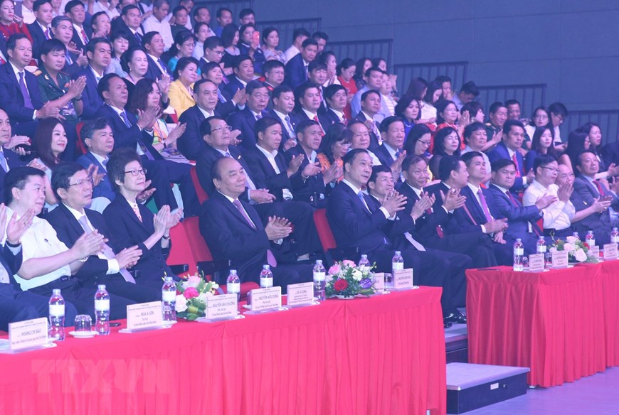  Thủ tướng Nguyễn Xuân Phúc và các đại biểu tham dự buổi lễ. (Ảnh: Dương Giang/TTXVN)
