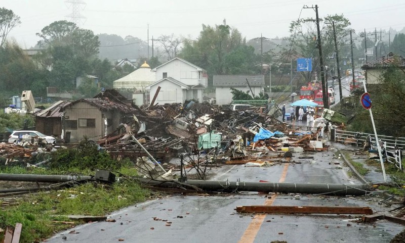 Nhà cửa, cột điện đổ sập do lốc xoáy ở khu Ichihara, phía đông Tokyo, Nhật Bản ngày 12/10 khi siêu bão Hagibis càn quét qua khu vực này. Ảnh: Reuters