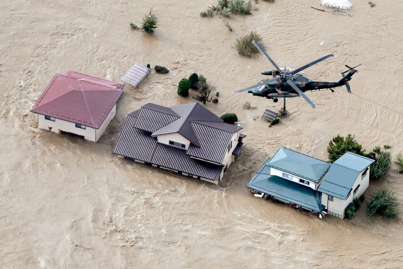 Lực lượng cứu hộ của Nhật Bản đã sẵn sàng hành động trong sáng 13/10, sử dụng cả trực thăng để giải cứu những người còn mắc kẹt ngoài ban công hoặc mái nhà do lượng nước dâng cao. Ảnh: AP