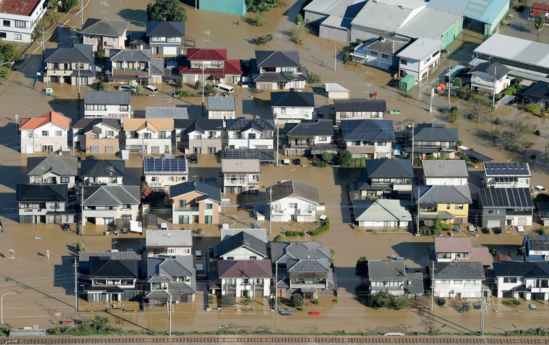 Một số ngôi nhà ở Ashikaga, phía bắc Tokyo, nước ngập tới cả tầng hai. Ảnh: AP