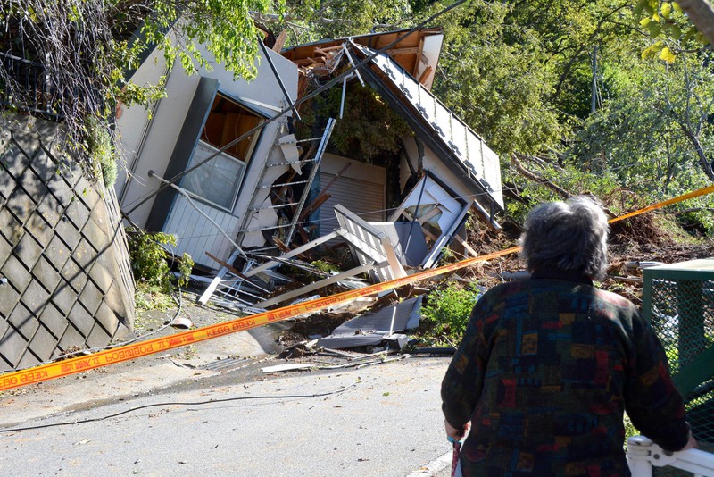 Những ngôi nhà bị phá hủy do một trận lở đất ở Sagamihara, gần Tokyo. Ảnh: AP