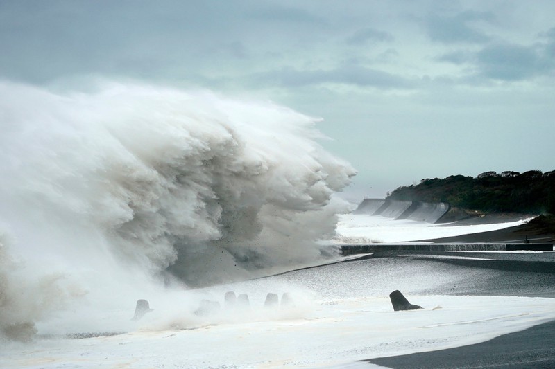 Những con sóng dữ dội dâng cao ở bờ biển Mihama, quận Mie, phía nam tỉnh Osaka. Ảnh: EPA