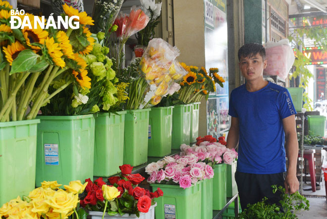Anh Nguyễn Đức Hải tại cửa hàng hoa tươi Thiện Hải.
