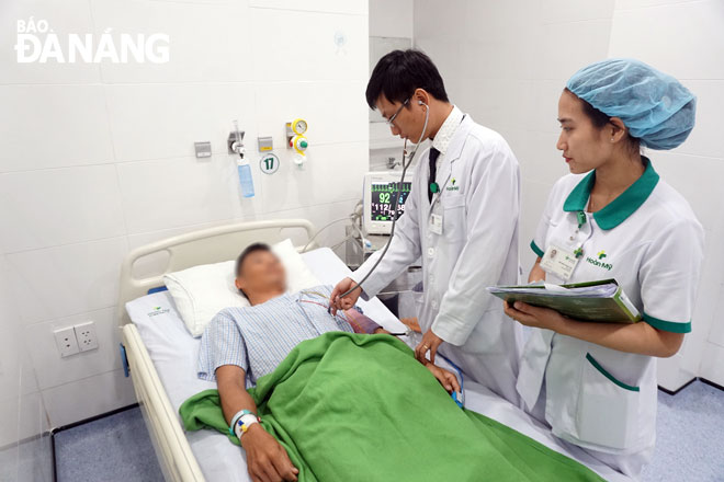 Công tác quản lý hoạt động y tế tư nhân cần được siết chặt.  Trong ảnh: Nhân viên y tế Bệnh viện Hoàn Mỹ Đà Nẵng khám, điều trị cho bệnh nhân.