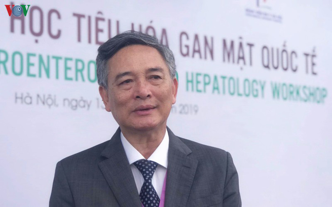 GS.TS Đào Văn Long, nguyên Giám đốc Bệnh viện Đại học Y trả lời phỏng vấn tại Hội nghị khoa học tiêu hóa gan mật quốc tế.