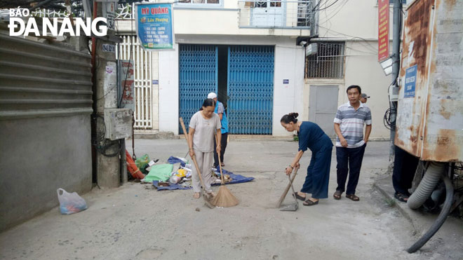 Người dân phường Thạc Gián tích cực tham gia dọn vệ sinh môi trường, xây dựng khu dân cư thân thiện môi trường.