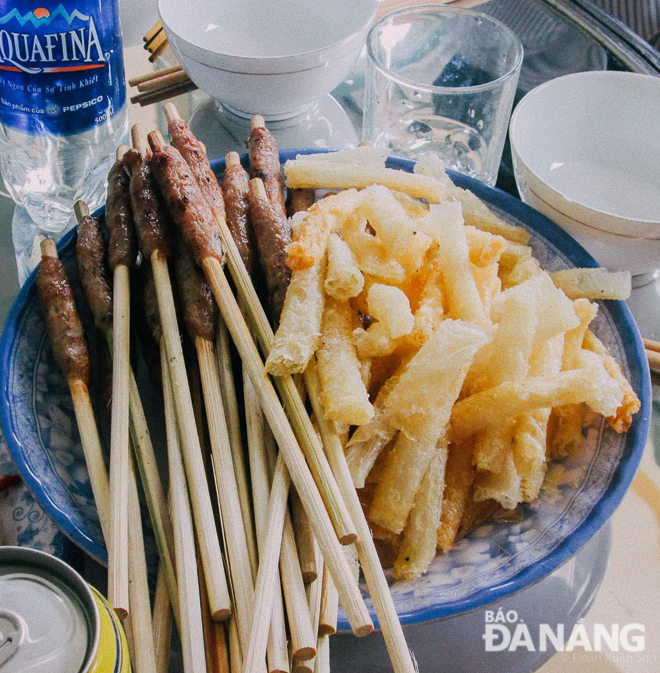 In some parts of central region, ‘nem lui’ is served with fried rice paper in the shape of spring rolls